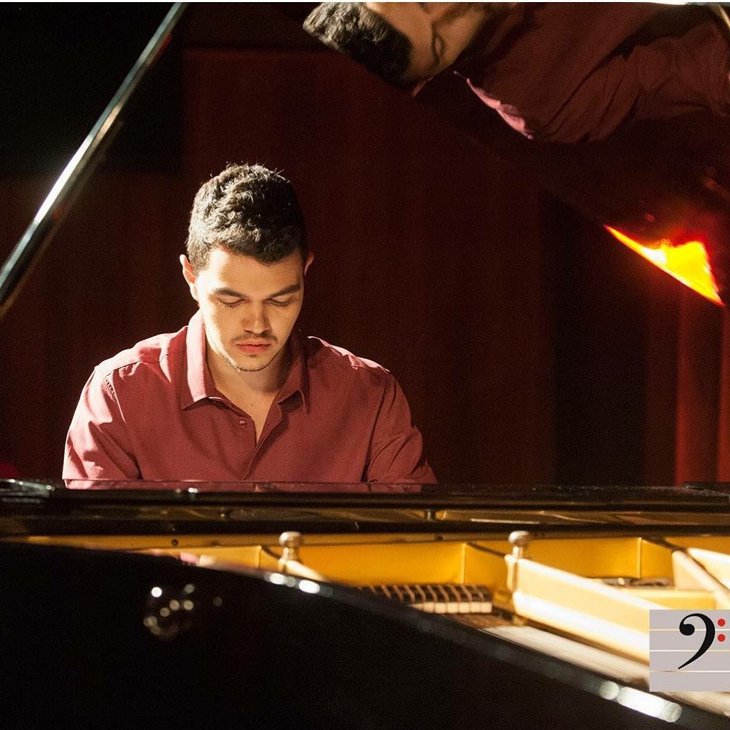 Dany Carmo tocando piano