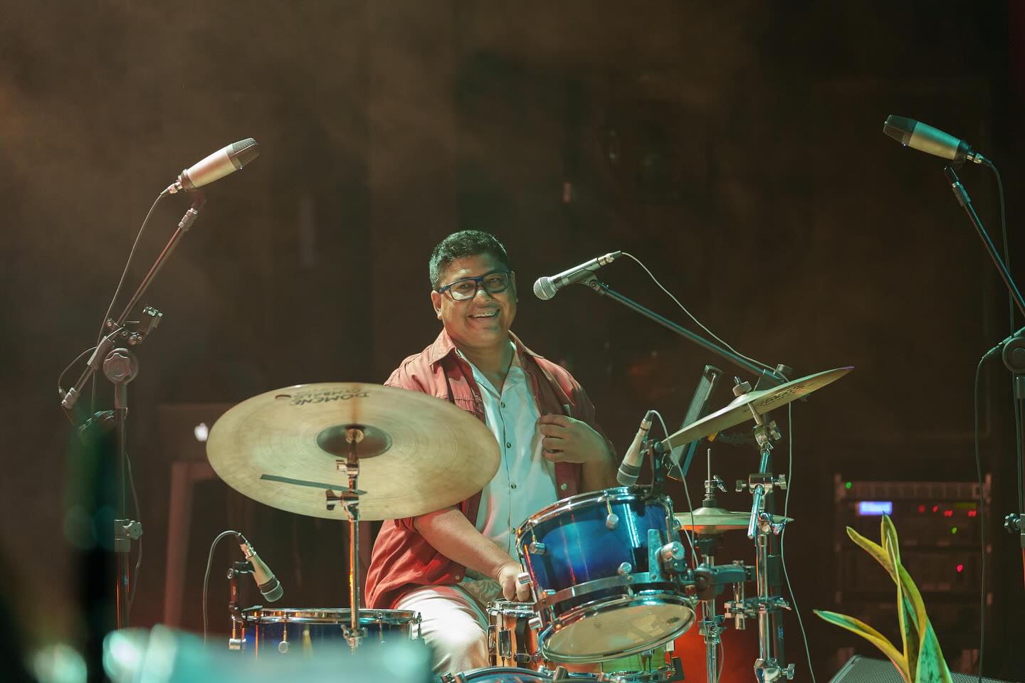 Macel Teixeira tocando bateria